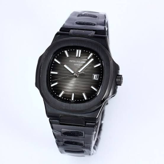 Luxury Watch – Minimalist Sport Design with Date Display
