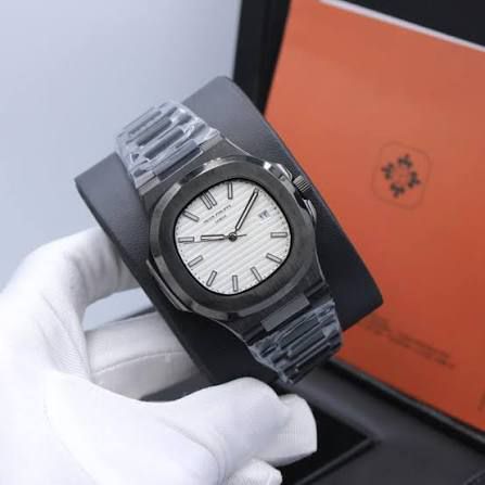 Luxury Watch – Minimalist Sport Design with Date Display